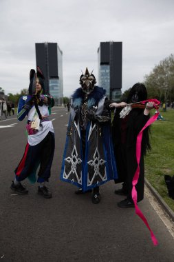 Bükreş, Romanya - 27 Nisan 2025: Doğu Avrupa Comic Con 'da Cosplayers. Çizgi roman, film, TV dizisi, bilim kurgu ve fantezi, oyun, Japon kültürü, Anime, Manga, tahta oyunları, kart oyunları ve son olarak da teknoloji oyunlarını seviyorlar..