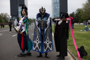 Bükreş, Romanya - 27 Nisan 2025: Doğu Avrupa Comic Con 'da Cosplayers. Çizgi roman, film, TV dizisi, bilim kurgu ve fantezi, oyun, Japon kültürü, Anime, Manga, tahta oyunları, kart oyunları ve son olarak da teknoloji oyunlarını seviyorlar..