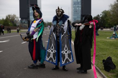 Bükreş, Romanya - 27 Nisan 2025: Doğu Avrupa Comic Con 'da Cosplayers. Çizgi roman, film, TV dizisi, bilim kurgu ve fantezi, oyun, Japon kültürü, Anime, Manga, tahta oyunları, kart oyunları ve son olarak da teknoloji oyunlarını seviyorlar..