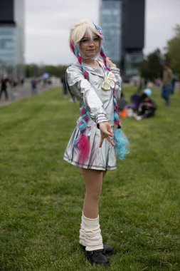 Bükreş, Romanya - 27 Nisan 2025: Doğu Avrupa Comic Con 'da Cosplayers. Çizgi roman, film, TV dizisi, bilim kurgu ve fantezi, oyun, Japon kültürü, Anime, Manga, tahta oyunları, kart oyunları ve son olarak da teknoloji oyunlarını seviyorlar..