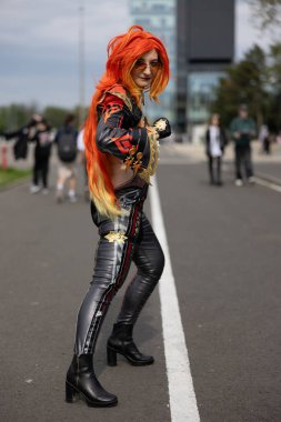 Bükreş, Romanya - 27 Nisan 2025: Doğu Avrupa Comic Con 'da Cosplayers. Çizgi roman, film, TV dizisi, bilim kurgu ve fantezi, oyun, Japon kültürü, Anime, Manga, tahta oyunları, kart oyunları ve son olarak da teknoloji oyunlarını seviyorlar..
