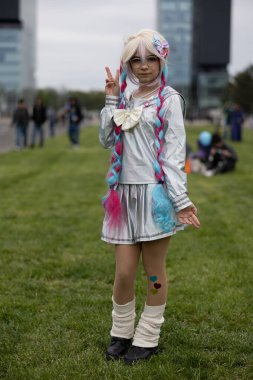 Bükreş, Romanya - 27 Nisan 2025: Doğu Avrupa Comic Con 'da Cosplayers. Çizgi roman, film, TV dizisi, bilim kurgu ve fantezi, oyun, Japon kültürü, Anime, Manga, tahta oyunları, kart oyunları ve son olarak da teknoloji oyunlarını seviyorlar..
