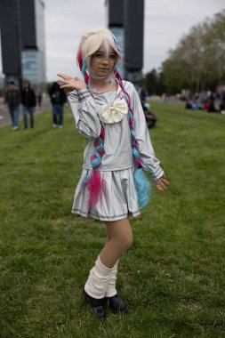 Bükreş, Romanya - 27 Nisan 2025: Doğu Avrupa Comic Con 'da Cosplayers. Çizgi roman, film, TV dizisi, bilim kurgu ve fantezi, oyun, Japon kültürü, Anime, Manga, tahta oyunları, kart oyunları ve son olarak da teknoloji oyunlarını seviyorlar..
