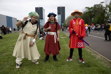 Bükreş, Romanya - 27 Nisan 2025: Doğu Avrupa Comic Con 'da Cosplayers. Çizgi roman, film, TV dizisi, bilim kurgu ve fantezi, oyun, Japon kültürü, Anime, Manga, tahta oyunları, kart oyunları ve son olarak da teknoloji oyunlarını seviyorlar..