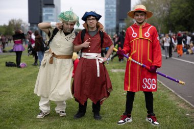 Bükreş, Romanya - 27 Nisan 2025: Doğu Avrupa Comic Con 'da Cosplayers. Çizgi roman, film, TV dizisi, bilim kurgu ve fantezi, oyun, Japon kültürü, Anime, Manga, tahta oyunları, kart oyunları ve son olarak da teknoloji oyunlarını seviyorlar..