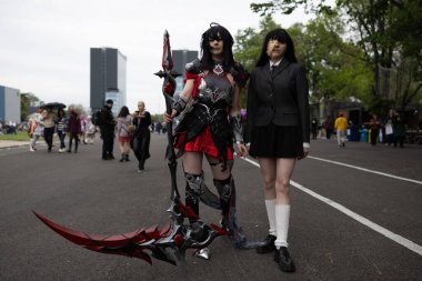 Bükreş, Romanya - 27 Nisan 2025: Doğu Avrupa Comic Con 'da Cosplayers. Çizgi roman, film, TV dizisi, bilim kurgu ve fantezi, oyun, Japon kültürü, Anime, Manga, tahta oyunları, kart oyunları ve son olarak da teknoloji oyunlarını seviyorlar..
