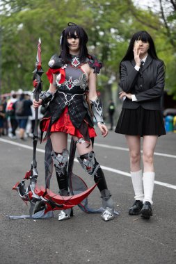 Bükreş, Romanya - 27 Nisan 2025: Doğu Avrupa Comic Con 'da Cosplayers. Çizgi roman, film, TV dizisi, bilim kurgu ve fantezi, oyun, Japon kültürü, Anime, Manga, tahta oyunları, kart oyunları ve son olarak da teknoloji oyunlarını seviyorlar..