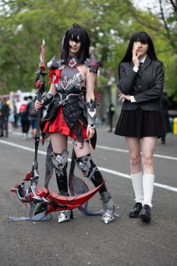 Bükreş, Romanya - 27 Nisan 2025: Doğu Avrupa Comic Con 'da Cosplayers. Çizgi roman, film, TV dizisi, bilim kurgu ve fantezi, oyun, Japon kültürü, Anime, Manga, tahta oyunları, kart oyunları ve son olarak da teknoloji oyunlarını seviyorlar..