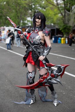 Bükreş, Romanya - 27 Nisan 2025: Doğu Avrupa Comic Con 'da Cosplayers. Çizgi roman, film, TV dizisi, bilim kurgu ve fantezi, oyun, Japon kültürü, Anime, Manga, tahta oyunları, kart oyunları ve son olarak da teknoloji oyunlarını seviyorlar..