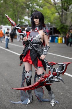 Bükreş, Romanya - 27 Nisan 2025: Doğu Avrupa Comic Con 'da Cosplayers. Çizgi roman, film, TV dizisi, bilim kurgu ve fantezi, oyun, Japon kültürü, Anime, Manga, tahta oyunları, kart oyunları ve son olarak da teknoloji oyunlarını seviyorlar..