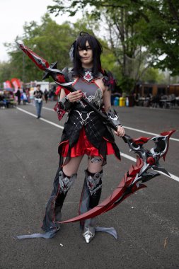 Bükreş, Romanya - 27 Nisan 2025: Doğu Avrupa Comic Con 'da Cosplayers. Çizgi roman, film, TV dizisi, bilim kurgu ve fantezi, oyun, Japon kültürü, Anime, Manga, tahta oyunları, kart oyunları ve son olarak da teknoloji oyunlarını seviyorlar..
