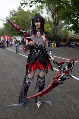 Bükreş, Romanya - 27 Nisan 2025: Doğu Avrupa Comic Con 'da Cosplayers. Çizgi roman, film, TV dizisi, bilim kurgu ve fantezi, oyun, Japon kültürü, Anime, Manga, tahta oyunları, kart oyunları ve son olarak da teknoloji oyunlarını seviyorlar..
