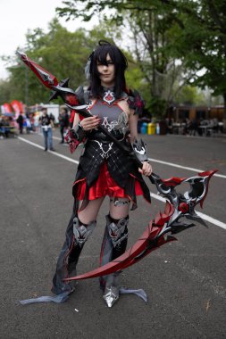 Bükreş, Romanya - 27 Nisan 2025: Doğu Avrupa Comic Con 'da Cosplayers. Çizgi roman, film, TV dizisi, bilim kurgu ve fantezi, oyun, Japon kültürü, Anime, Manga, tahta oyunları, kart oyunları ve son olarak da teknoloji oyunlarını seviyorlar..