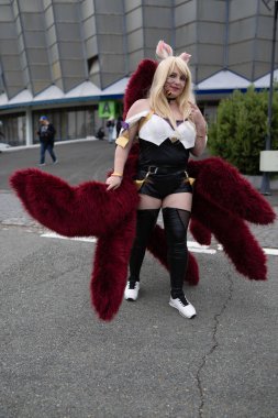 Bükreş, Romanya - 27 Nisan 2025: Doğu Avrupa Comic Con 'da Cosplayers. Çizgi roman, film, TV dizisi, bilim kurgu ve fantezi, oyun, Japon kültürü, Anime, Manga, tahta oyunları, kart oyunları ve son olarak da teknoloji oyunlarını seviyorlar..