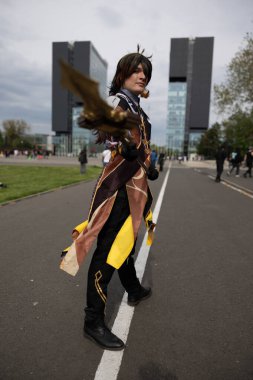 Bükreş, Romanya - 27 Nisan 2025: Doğu Avrupa Comic Con 'da Cosplayers. Çizgi roman, film, TV dizisi, bilim kurgu ve fantezi, oyun, Japon kültürü, Anime, Manga, tahta oyunları, kart oyunları ve son olarak da teknoloji oyunlarını seviyorlar..