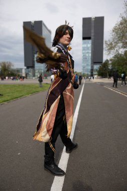 Bükreş, Romanya - 27 Nisan 2025: Doğu Avrupa Comic Con 'da Cosplayers. Çizgi roman, film, TV dizisi, bilim kurgu ve fantezi, oyun, Japon kültürü, Anime, Manga, tahta oyunları, kart oyunları ve son olarak da teknoloji oyunlarını seviyorlar..