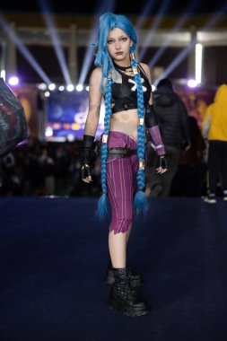 Bükreş, Romanya - 27 Nisan 2025: Doğu Avrupa Comic Con 'da Cosplayers. Çizgi roman, film, TV dizisi, bilim kurgu ve fantezi, oyun, Japon kültürü, Anime, Manga, tahta oyunları, kart oyunları ve son olarak da teknoloji oyunlarını seviyorlar..