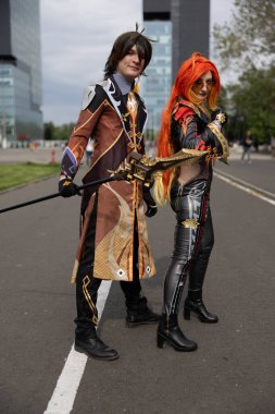 Bükreş, Romanya - 27 Nisan 2025: Doğu Avrupa Comic Con 'da Cosplayers. Çizgi roman, film, TV dizisi, bilim kurgu ve fantezi, oyun, Japon kültürü, Anime, Manga, tahta oyunları, kart oyunları ve son olarak da teknoloji oyunlarını seviyorlar..