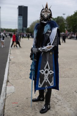 Bükreş, Romanya - 27 Nisan 2025: Doğu Avrupa Comic Con 'da Cosplayers. Çizgi roman, film, TV dizisi, bilim kurgu ve fantezi, oyun, Japon kültürü, Anime, Manga, tahta oyunları, kart oyunları ve son olarak da teknoloji oyunlarını seviyorlar..