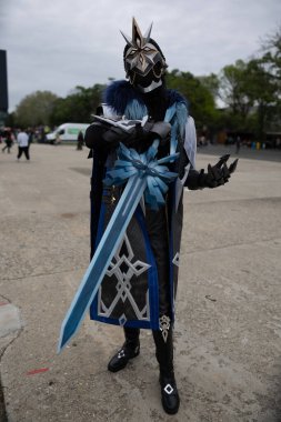 Bükreş, Romanya - 27 Nisan 2025: Doğu Avrupa Comic Con 'da Cosplayers. Çizgi roman, film, TV dizisi, bilim kurgu ve fantezi, oyun, Japon kültürü, Anime, Manga, tahta oyunları, kart oyunları ve son olarak da teknoloji oyunlarını seviyorlar..