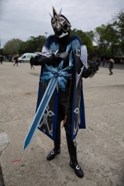 Bükreş, Romanya - 27 Nisan 2025: Doğu Avrupa Comic Con 'da Cosplayers. Çizgi roman, film, TV dizisi, bilim kurgu ve fantezi, oyun, Japon kültürü, Anime, Manga, tahta oyunları, kart oyunları ve son olarak da teknoloji oyunlarını seviyorlar..
