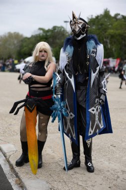 Bükreş, Romanya - 27 Nisan 2025: Doğu Avrupa Comic Con 'da Cosplayers. Çizgi roman, film, TV dizisi, bilim kurgu ve fantezi, oyun, Japon kültürü, Anime, Manga, tahta oyunları, kart oyunları ve son olarak da teknoloji oyunlarını seviyorlar..