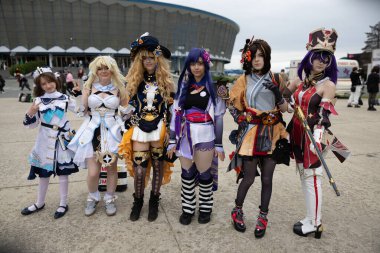 Bükreş, Romanya - 27 Nisan 2025: Doğu Avrupa Comic Con 'da Cosplayers. Çizgi roman, film, TV dizisi, bilim kurgu ve fantezi, oyun, Japon kültürü, Anime, Manga, tahta oyunları, kart oyunları ve son olarak da teknoloji oyunlarını seviyorlar..