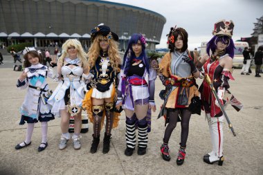Bükreş, Romanya - 27 Nisan 2025: Doğu Avrupa Comic Con 'da Cosplayers. Çizgi roman, film, TV dizisi, bilim kurgu ve fantezi, oyun, Japon kültürü, Anime, Manga, tahta oyunları, kart oyunları ve son olarak da teknoloji oyunlarını seviyorlar..