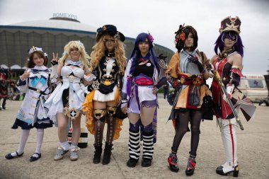 Bükreş, Romanya - 27 Nisan 2025: Doğu Avrupa Comic Con 'da Cosplayers. Çizgi roman, film, TV dizisi, bilim kurgu ve fantezi, oyun, Japon kültürü, Anime, Manga, tahta oyunları, kart oyunları ve son olarak da teknoloji oyunlarını seviyorlar..