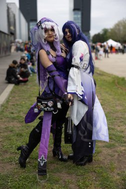 Bükreş, Romanya - 27 Nisan 2025: Doğu Avrupa Comic Con 'da Cosplayers. Çizgi roman, film, TV dizisi, bilim kurgu ve fantezi, oyun, Japon kültürü, Anime, Manga, tahta oyunları, kart oyunları ve son olarak da teknoloji oyunlarını seviyorlar..