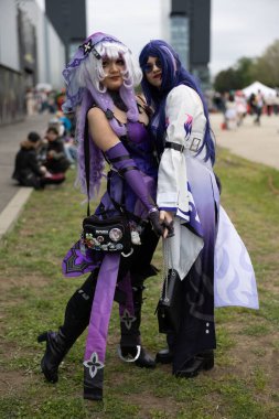 Bükreş, Romanya - 27 Nisan 2025: Doğu Avrupa Comic Con 'da Cosplayers. Çizgi roman, film, TV dizisi, bilim kurgu ve fantezi, oyun, Japon kültürü, Anime, Manga, tahta oyunları, kart oyunları ve son olarak da teknoloji oyunlarını seviyorlar..