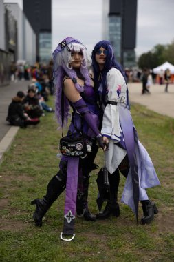 Bükreş, Romanya - 27 Nisan 2025: Doğu Avrupa Comic Con 'da Cosplayers. Çizgi roman, film, TV dizisi, bilim kurgu ve fantezi, oyun, Japon kültürü, Anime, Manga, tahta oyunları, kart oyunları ve son olarak da teknoloji oyunlarını seviyorlar..