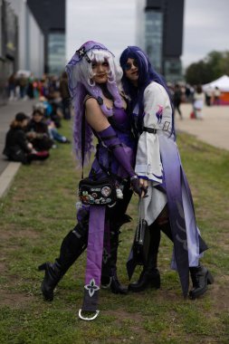 Bükreş, Romanya - 27 Nisan 2025: Doğu Avrupa Comic Con 'da Cosplayers. Çizgi roman, film, TV dizisi, bilim kurgu ve fantezi, oyun, Japon kültürü, Anime, Manga, tahta oyunları, kart oyunları ve son olarak da teknoloji oyunlarını seviyorlar..