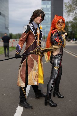 Bükreş, Romanya - 27 Nisan 2025: Doğu Avrupa Comic Con 'da Cosplayers. Çizgi roman, film, TV dizisi, bilim kurgu ve fantezi, oyun, Japon kültürü, Anime, Manga, tahta oyunları, kart oyunları ve son olarak da teknoloji oyunlarını seviyorlar..