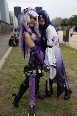 Bükreş, Romanya - 27 Nisan 2025: Doğu Avrupa Comic Con 'da Cosplayers. Çizgi roman, film, TV dizisi, bilim kurgu ve fantezi, oyun, Japon kültürü, Anime, Manga, tahta oyunları, kart oyunları ve son olarak da teknoloji oyunlarını seviyorlar..