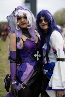 Bükreş, Romanya - 27 Nisan 2025: Doğu Avrupa Comic Con 'da Cosplayers. Çizgi roman, film, TV dizisi, bilim kurgu ve fantezi, oyun, Japon kültürü, Anime, Manga, tahta oyunları, kart oyunları ve son olarak da teknoloji oyunlarını seviyorlar..