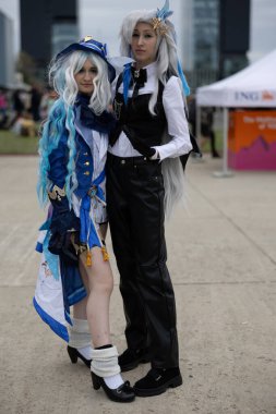 Bükreş, Romanya - 27 Nisan 2025: Doğu Avrupa Comic Con 'da Cosplayers. Çizgi roman, film, TV dizisi, bilim kurgu ve fantezi, oyun, Japon kültürü, Anime, Manga, tahta oyunları, kart oyunları ve son olarak da teknoloji oyunlarını seviyorlar..