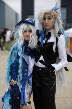 Bükreş, Romanya - 27 Nisan 2025: Doğu Avrupa Comic Con 'da Cosplayers. Çizgi roman, film, TV dizisi, bilim kurgu ve fantezi, oyun, Japon kültürü, Anime, Manga, tahta oyunları, kart oyunları ve son olarak da teknoloji oyunlarını seviyorlar..