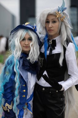 Bükreş, Romanya - 27 Nisan 2025: Doğu Avrupa Comic Con 'da Cosplayers. Çizgi roman, film, TV dizisi, bilim kurgu ve fantezi, oyun, Japon kültürü, Anime, Manga, tahta oyunları, kart oyunları ve son olarak da teknoloji oyunlarını seviyorlar..