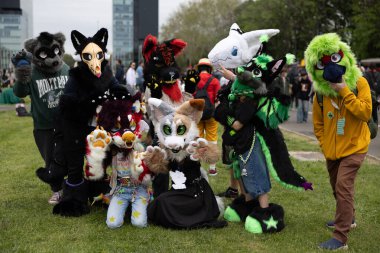 Bükreş, Romanya - 27 Nisan 2025: Doğu Avrupa Comic Con 'da Cosplayers. Çizgi roman, film, TV dizisi, bilim kurgu ve fantezi, oyun, Japon kültürü, Anime, Manga, tahta oyunları, kart oyunları ve son olarak da teknoloji oyunlarını seviyorlar..