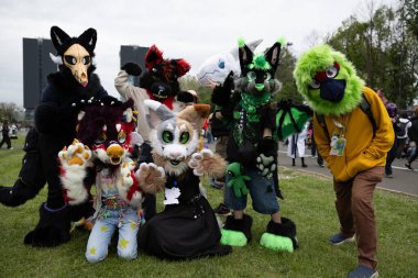 Bükreş, Romanya - 27 Nisan 2025: Doğu Avrupa Comic Con 'da Cosplayers. Çizgi roman, film, TV dizisi, bilim kurgu ve fantezi, oyun, Japon kültürü, Anime, Manga, tahta oyunları, kart oyunları ve son olarak da teknoloji oyunlarını seviyorlar..