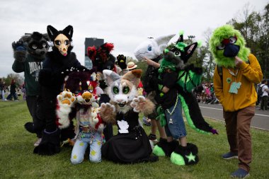 Bükreş, Romanya - 27 Nisan 2025: Doğu Avrupa Comic Con 'da Cosplayers. Çizgi roman, film, TV dizisi, bilim kurgu ve fantezi, oyun, Japon kültürü, Anime, Manga, tahta oyunları, kart oyunları ve son olarak da teknoloji oyunlarını seviyorlar..