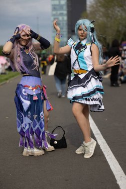 Bükreş, Romanya - 27 Nisan 2025: Doğu Avrupa Comic Con 'da Cosplayers. Çizgi roman, film, TV dizisi, bilim kurgu ve fantezi, oyun, Japon kültürü, Anime, Manga, tahta oyunları, kart oyunları ve son olarak da teknoloji oyunlarını seviyorlar..