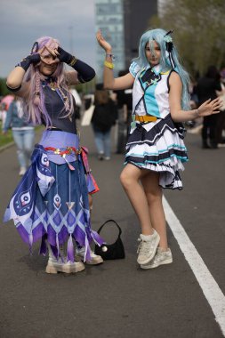 Bükreş, Romanya - 27 Nisan 2025: Doğu Avrupa Comic Con 'da Cosplayers. Çizgi roman, film, TV dizisi, bilim kurgu ve fantezi, oyun, Japon kültürü, Anime, Manga, tahta oyunları, kart oyunları ve son olarak da teknoloji oyunlarını seviyorlar..