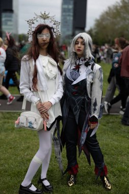 Bükreş, Romanya - 27 Nisan 2025: Doğu Avrupa Comic Con 'da Cosplayers. Çizgi roman, film, TV dizisi, bilim kurgu ve fantezi, oyun, Japon kültürü, Anime, Manga, tahta oyunları, kart oyunları ve son olarak da teknoloji oyunlarını seviyorlar..