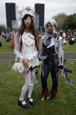 Bükreş, Romanya - 27 Nisan 2025: Doğu Avrupa Comic Con 'da Cosplayers. Çizgi roman, film, TV dizisi, bilim kurgu ve fantezi, oyun, Japon kültürü, Anime, Manga, tahta oyunları, kart oyunları ve son olarak da teknoloji oyunlarını seviyorlar..