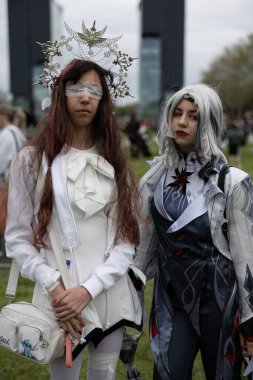 Bükreş, Romanya - 27 Nisan 2025: Doğu Avrupa Comic Con 'da Cosplayers. Çizgi roman, film, TV dizisi, bilim kurgu ve fantezi, oyun, Japon kültürü, Anime, Manga, tahta oyunları, kart oyunları ve son olarak da teknoloji oyunlarını seviyorlar..
