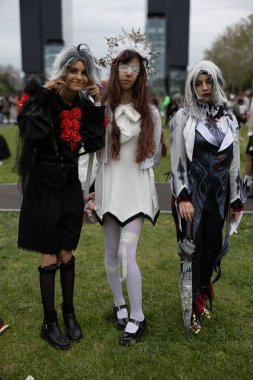 Bükreş, Romanya - 27 Nisan 2025: Doğu Avrupa Comic Con 'da Cosplayers. Çizgi roman, film, TV dizisi, bilim kurgu ve fantezi, oyun, Japon kültürü, Anime, Manga, tahta oyunları, kart oyunları ve son olarak da teknoloji oyunlarını seviyorlar..