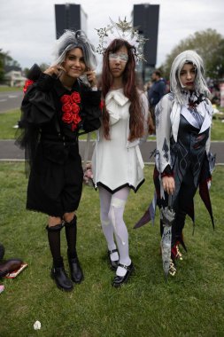 Bükreş, Romanya - 27 Nisan 2025: Doğu Avrupa Comic Con 'da Cosplayers. Çizgi roman, film, TV dizisi, bilim kurgu ve fantezi, oyun, Japon kültürü, Anime, Manga, tahta oyunları, kart oyunları ve son olarak da teknoloji oyunlarını seviyorlar..