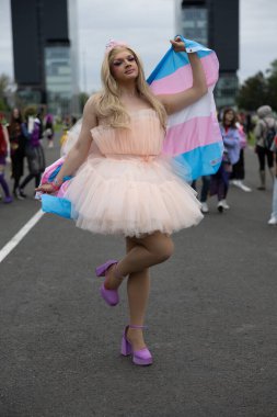 Bükreş, Romanya - 27 Nisan 2025: Doğu Avrupa Comic Con 'da Cosplayers. Çizgi roman, film, TV dizisi, bilim kurgu ve fantezi, oyun, Japon kültürü, Anime, Manga, tahta oyunları, kart oyunları ve son olarak da teknoloji oyunlarını seviyorlar..